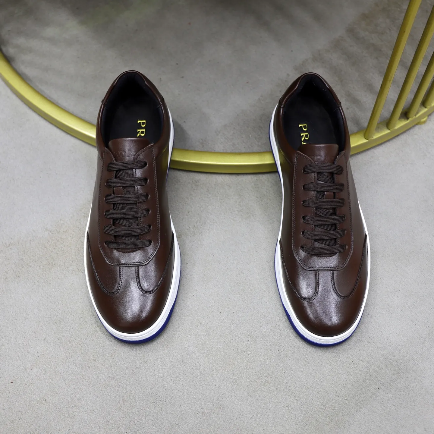 Factory price: 💰640 Prada classic men’s lace-up casual shoes | Imported cowhide upper | Upper stitching layered design, light and breathable | Soft and comfortable | Decorated with PRADA letters on the side | Distinctive sports style, showing the brand style | Lightweight concave and convex pattern rubber soles | Matched with cowhide foot pad lining | Excellent foot feel, fashionable and elegant | Size: 38-44 (45 customized)